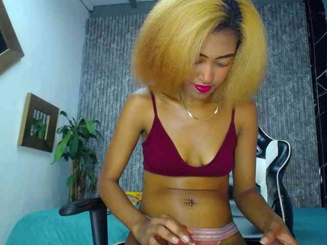 Alisha-Ebonyy webcam