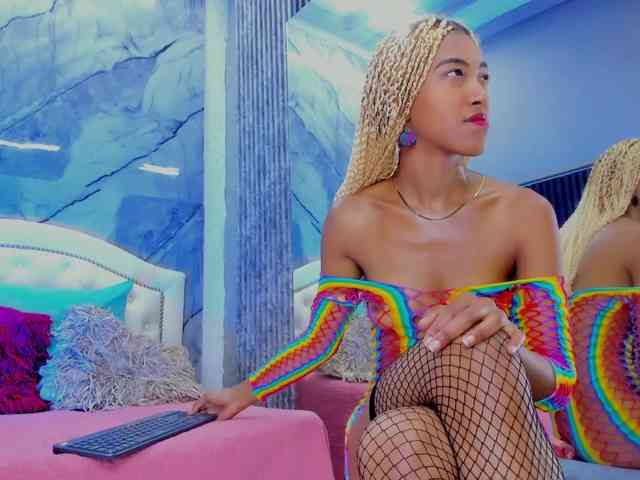 Alisha-Ebonyy webcam