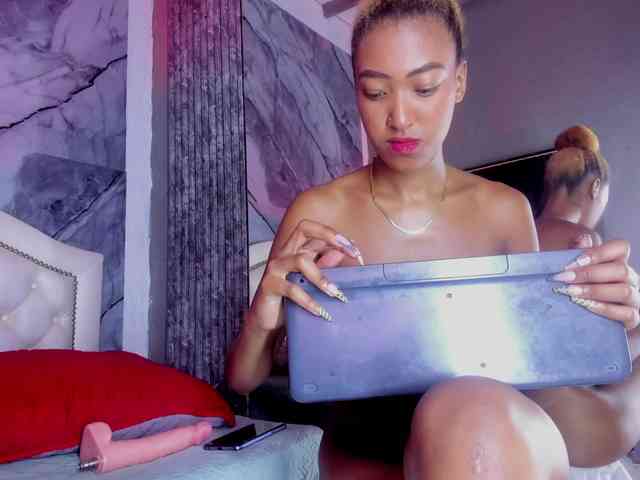 Alisha-Ebonyy webcam