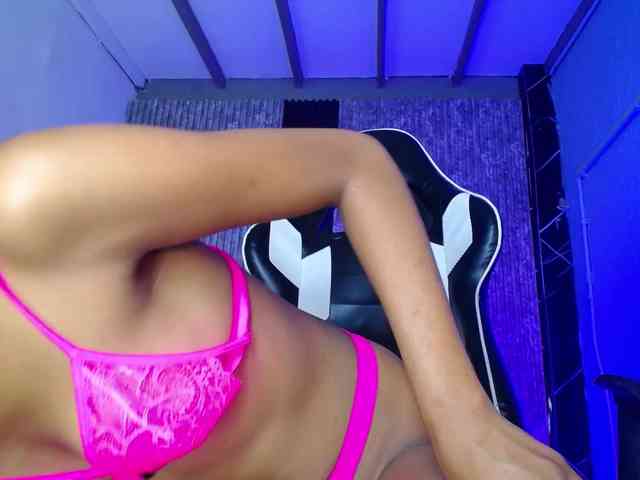 Alisha-Ebonyy webcam