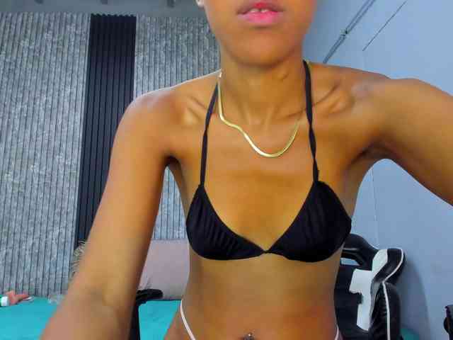 Alisha-Ebonyy webcam