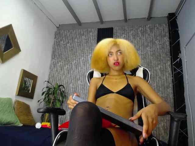 Alisha-Ebonyy webcam