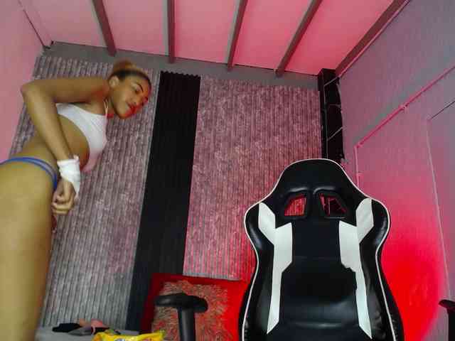 Alisha-Ebonyy webcam