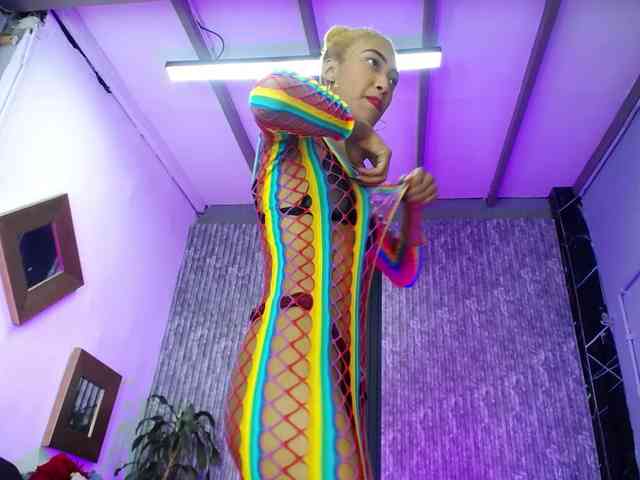 Alisha-Ebonyy webcam