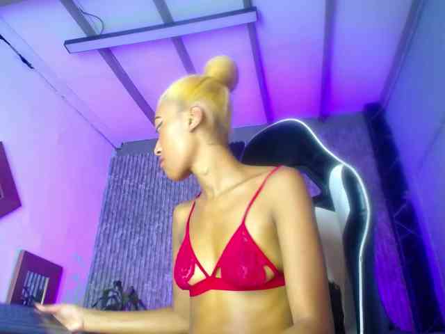 Alisha-Ebonyy webcam