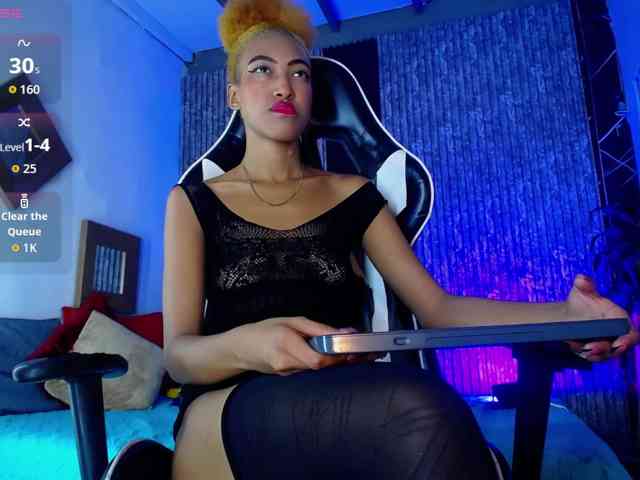 Alisha-Ebonyy webcam