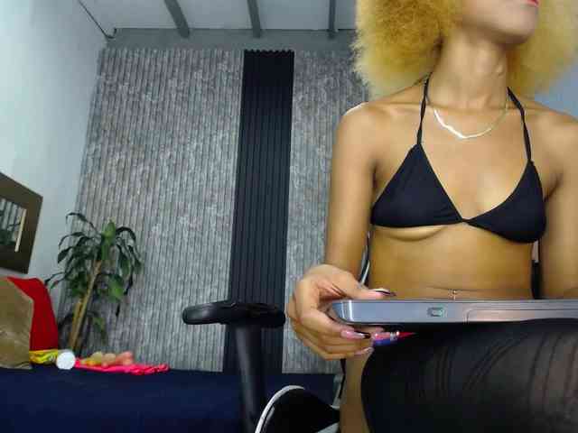 Alisha-Ebonyy webcam