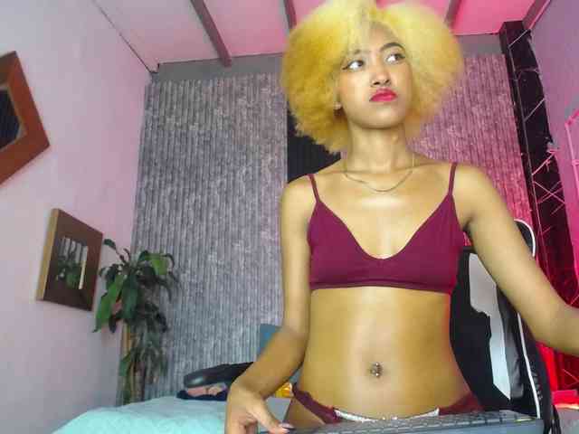 Alisha-Ebonyy webcam