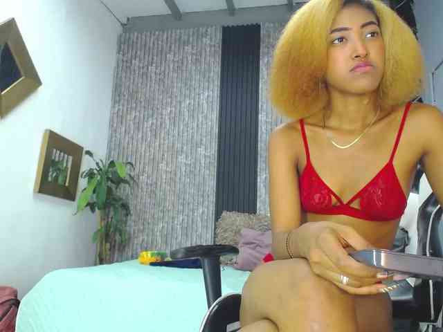 Alisha-Ebonyy webcam