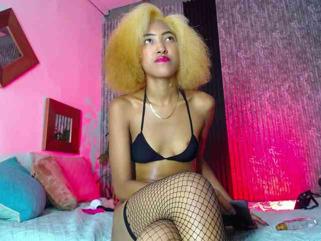 Alisha-Ebonyy webcam