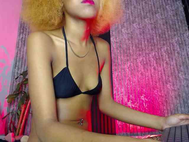 Alisha-Ebonyy webcam