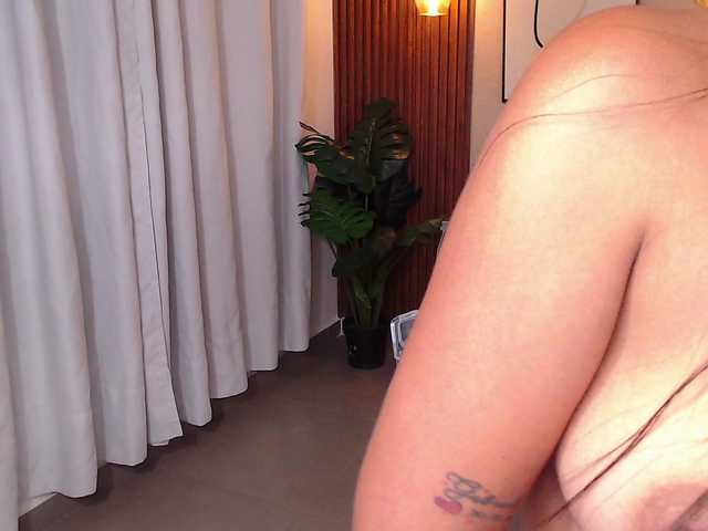 Olivia-Fox's BongaCams show and profile