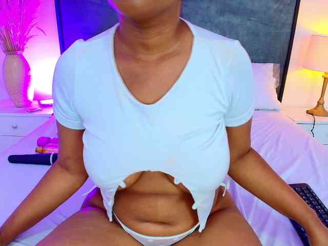 AlisonTravis Live Webcam on BongaCams