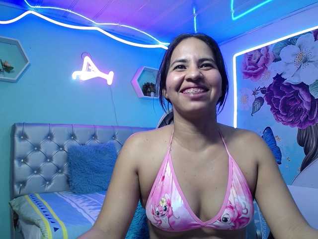 nicol-ross19's BongaCams show and profile