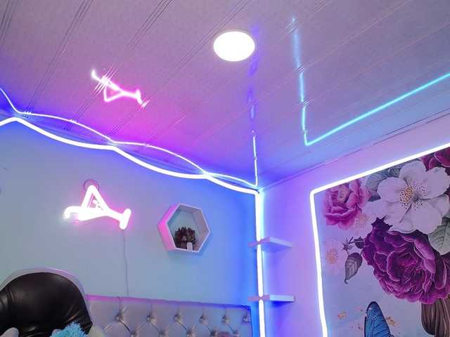 nicol-ross19's BongaCams show and profile