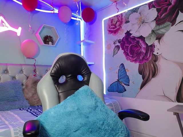 nicol-ross19's BongaCams show and profile