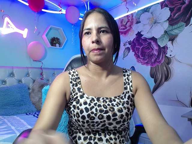 nicol-ross19's BongaCams show and profile