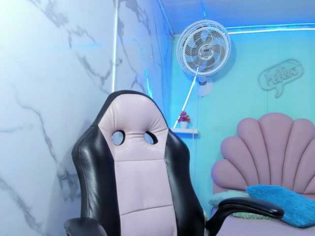 nicol-ross19's BongaCams show and profile