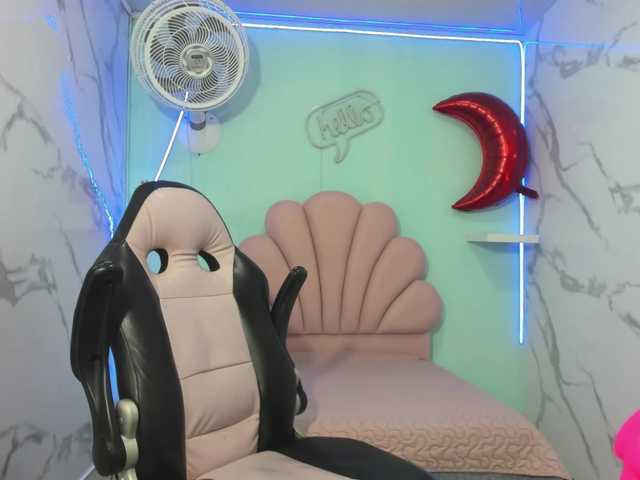 nicol-ross19's BongaCams show and profile