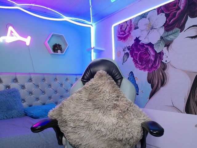 nicol-ross19's BongaCams show and profile