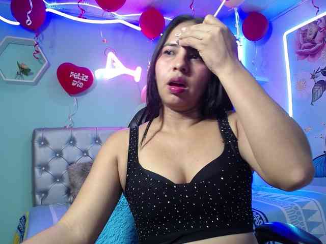 nicol-ross19 Live Webcam on BongaCams