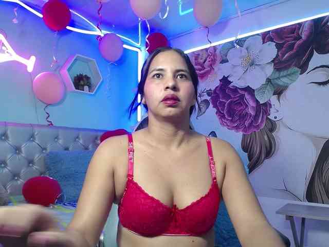 nicol-ross19 Live Webcam on BongaCams