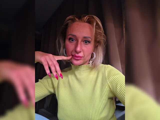 Valeriah live cam profile