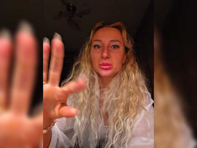 Valeriah's BongaCams show and profile