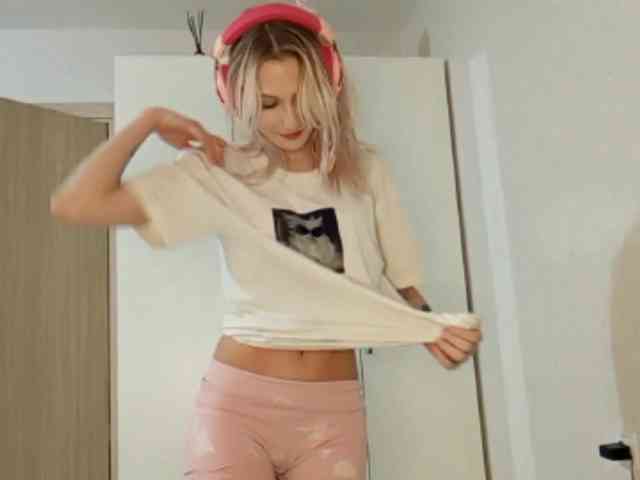 foxysableXXX Live Webcam on BongaCams