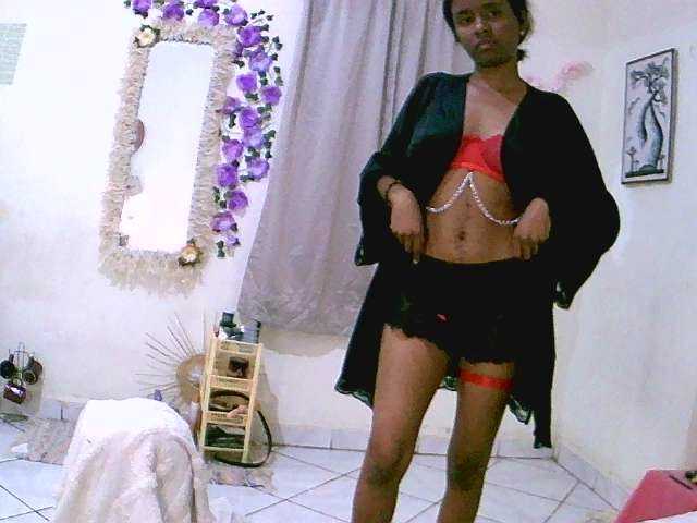 le modèle Royal-chat est en webcam porno dans un show sur le site bongacams, il possède les tags suivants: Ebony,Brunette,Shaved