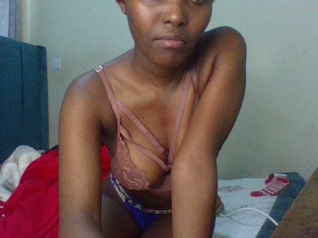 le modèle Brianasexy4u est en webcam porno dans un show sur le site bongacams, il possède les tags suivants: Ebony,Brunette,Hairy