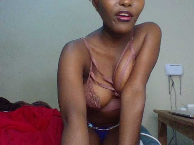 le modèle Brianasexy4u est en webcam porno dans un show sur le site bongacams, il possède les tags suivants: Ebony,Brunette,Hairy