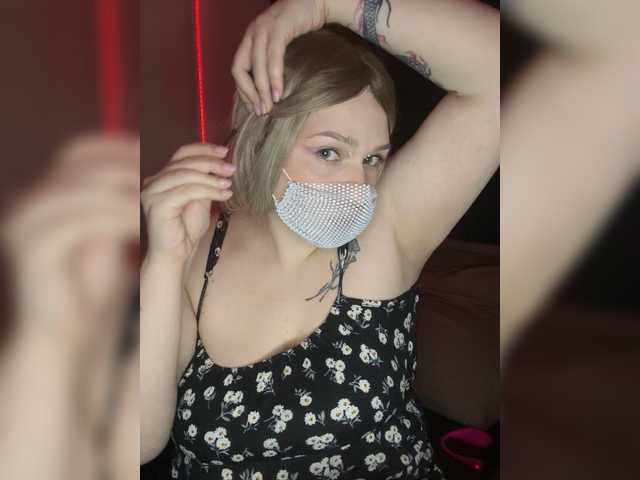 Avrora-min's BongaCams show and profile