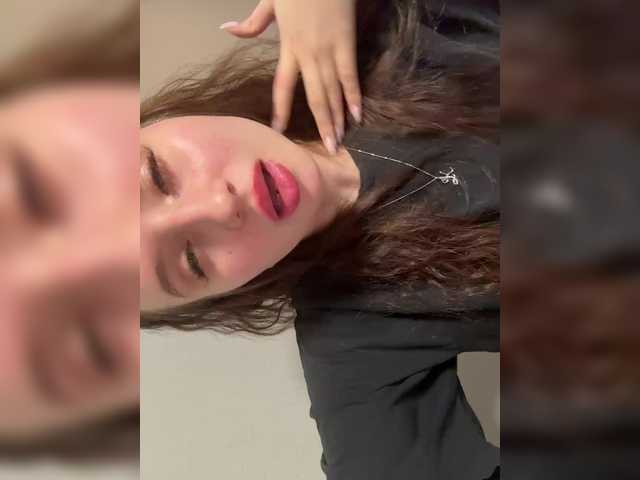 KiraSweet – webcam model profile photo