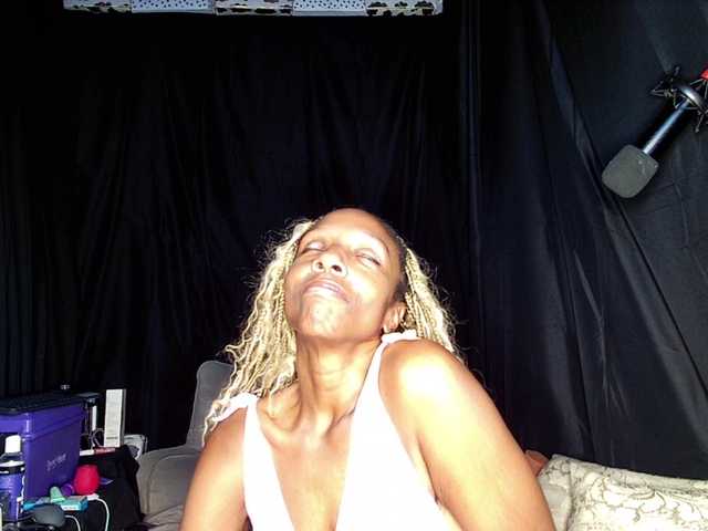 KatieKuada's BongaCams show and profile