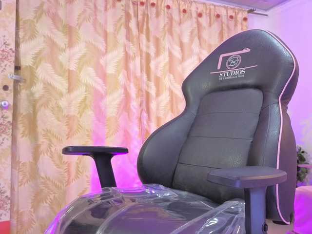 sharlot-tay's BongaCams show and profile