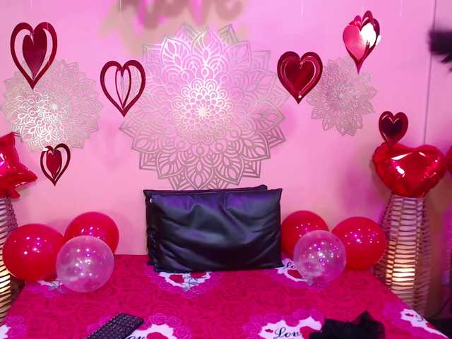 ArianaRouge's BongaCams show and profile