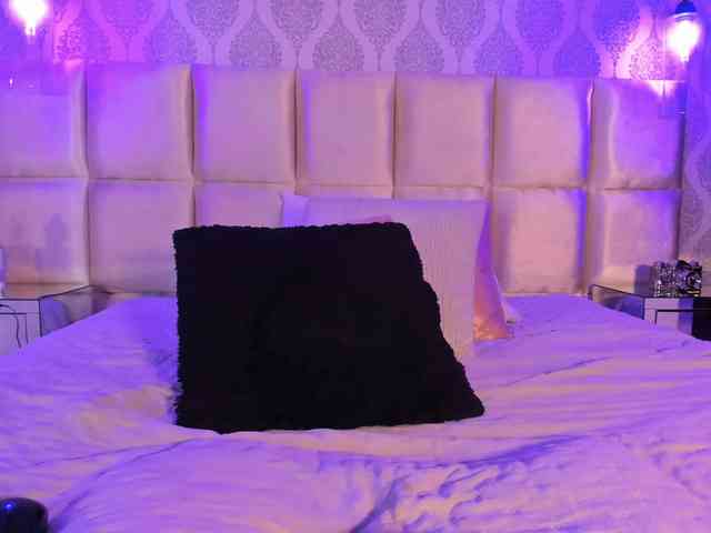 striptease cam KendallWiings