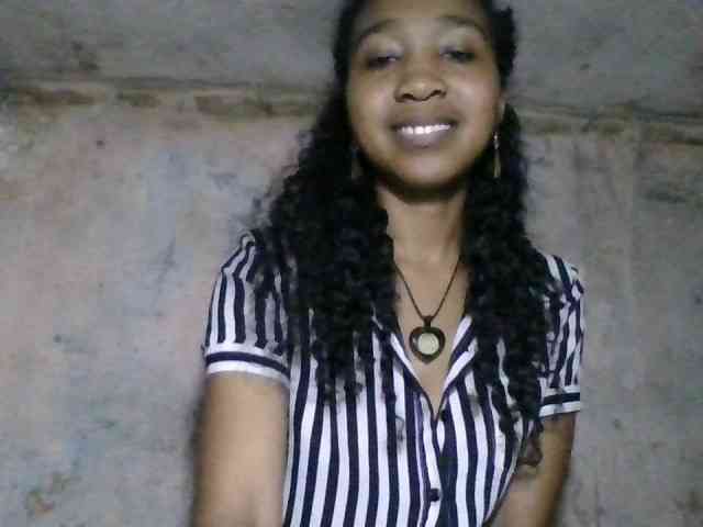 diniah22 Live Webcam on BongaCams