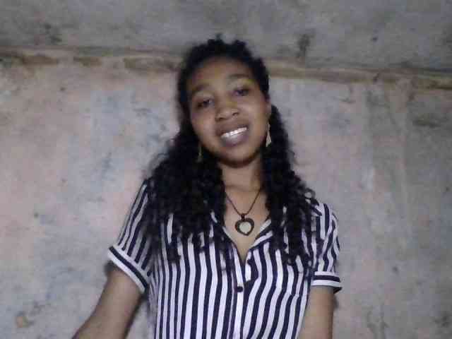 diniah22 Live Webcam on BongaCams