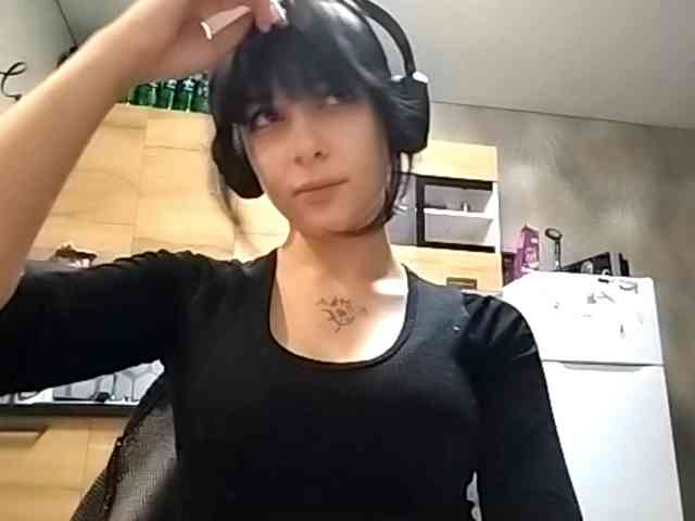 FreidaKozubal webcam