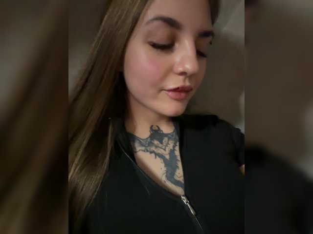 le modèle KrisVXN est en webcam porno dans un show sur le site bongacams, il possède les tags suivants: White/Caucasian,Brunette,Shaved