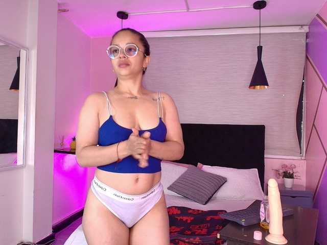 le modèle Coraliiine- est en webcam porno dans un show sur le site bongacams, il possède les tags suivants: Latino/Hispanic,Brunette,Trimmed