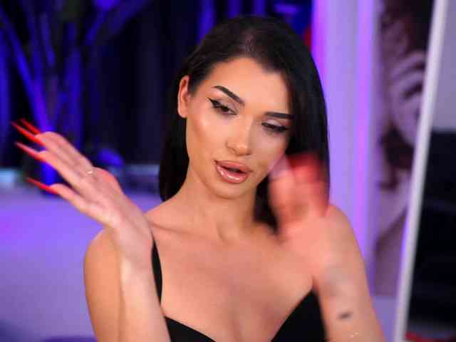 NaughtyyChloe webcam