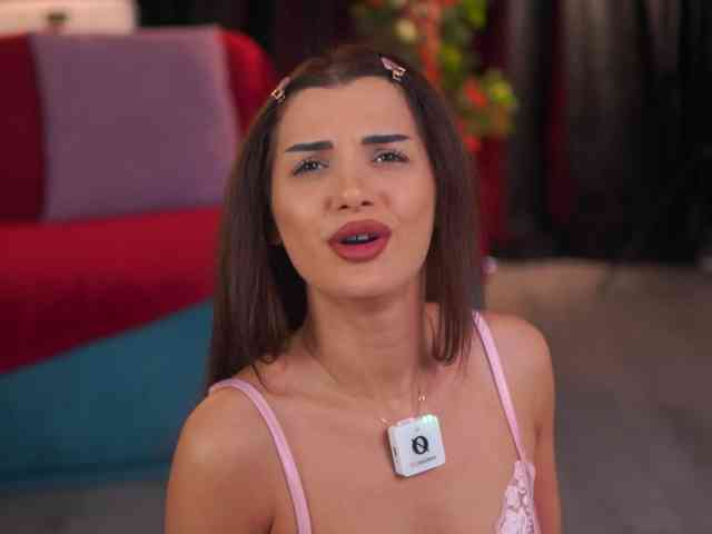 NaughtyyChloe webcam