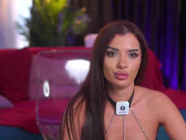 NaughtyyChloe webcam