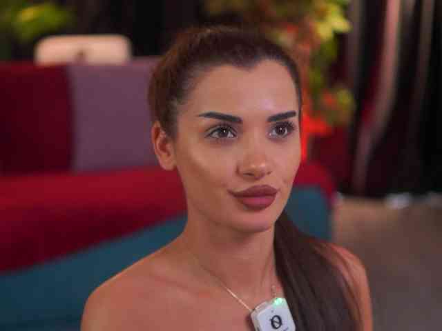 NaughtyyChloe webcam