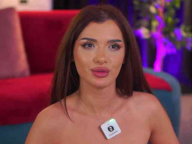 NaughtyyChloe webcam