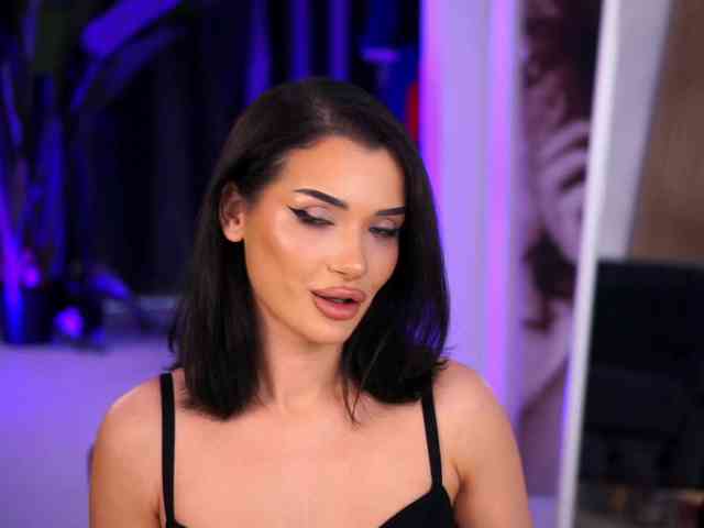 NaughtyyChloe webcam