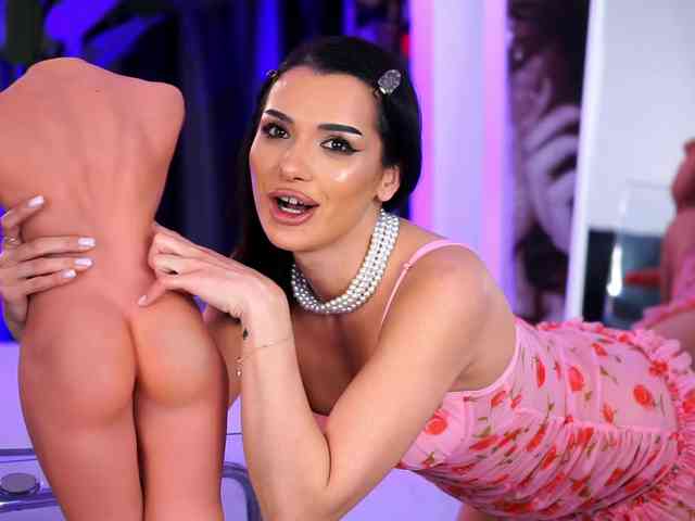 NaughtyyChloe webcam